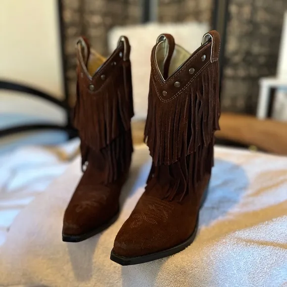 ❤️‍🔥BEAUTIFUL Girls SHYANNE Suede Fringe Boots!!!   Size 2!!🫶🏼