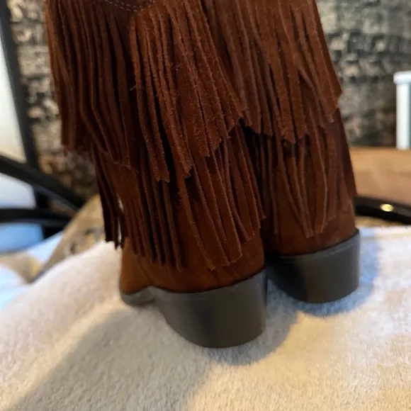 ❤️‍🔥BEAUTIFUL Girls SHYANNE Suede Fringe Boots!!!   Size 2!!🫶🏼