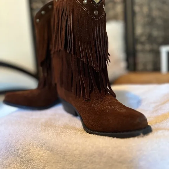 ❤️‍🔥BEAUTIFUL Girls SHYANNE Suede Fringe Boots!!!   Size 2!!🫶🏼