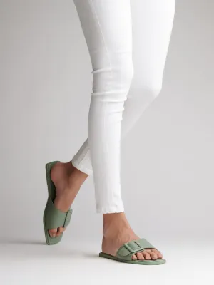 Buckle Monochromatic Flats