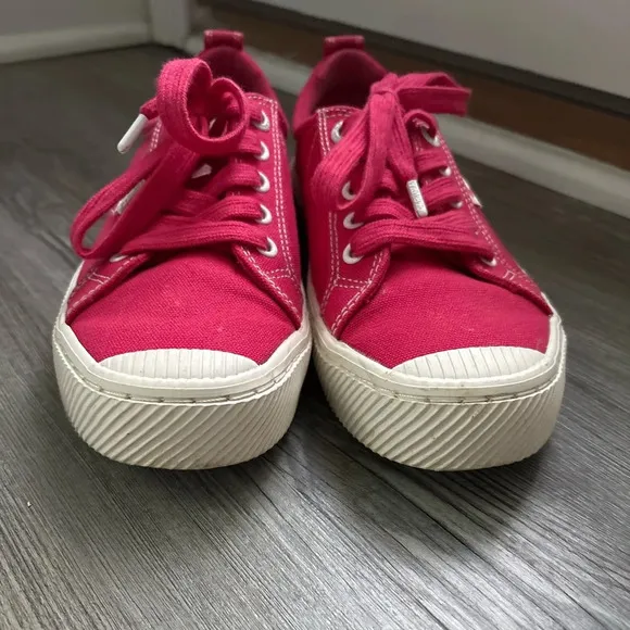 Cariuma OCA Low Pantone Magenta Canvas Sneakers Sz 7.5