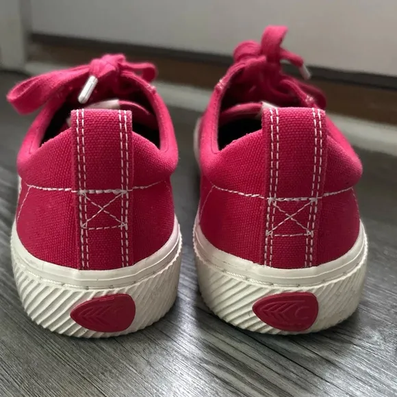 Cariuma OCA Low Pantone Magenta Canvas Sneakers Sz 7.5