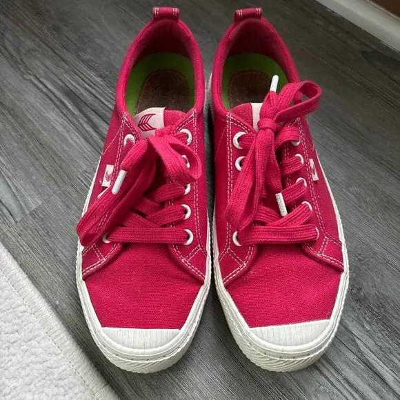Cariuma OCA Low Pantone Magenta Canvas Sneakers Sz 7.5