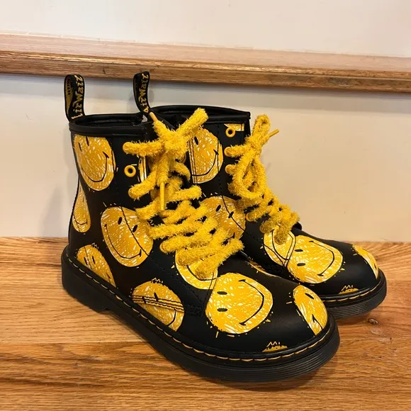 Kids Dr.Martens smile style