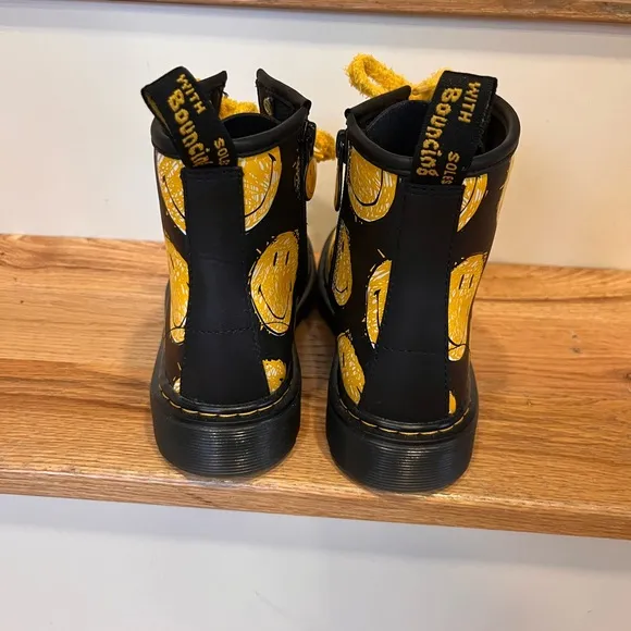 Kids Dr.Martens smile style