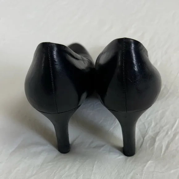 Lauren Ralph Lauren Black Leather Almond Toe Heels Size 8 Classic Designer Retro