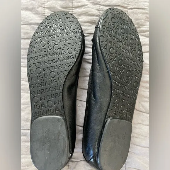 Like new Arturo Chiang black ballet flats size 8.5