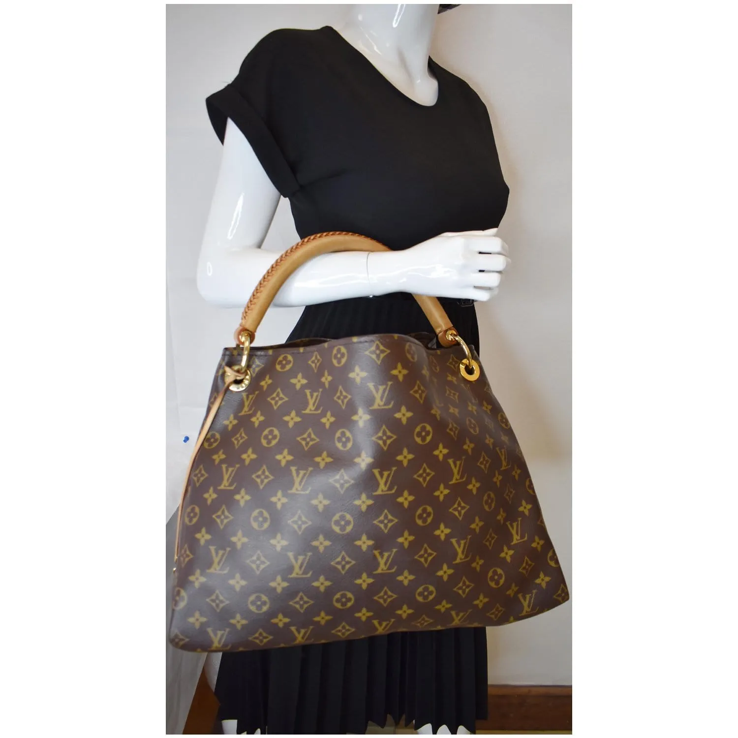LOUIS VUITTON Artsy MM Monogram Canvas Shoulder Bag Brown