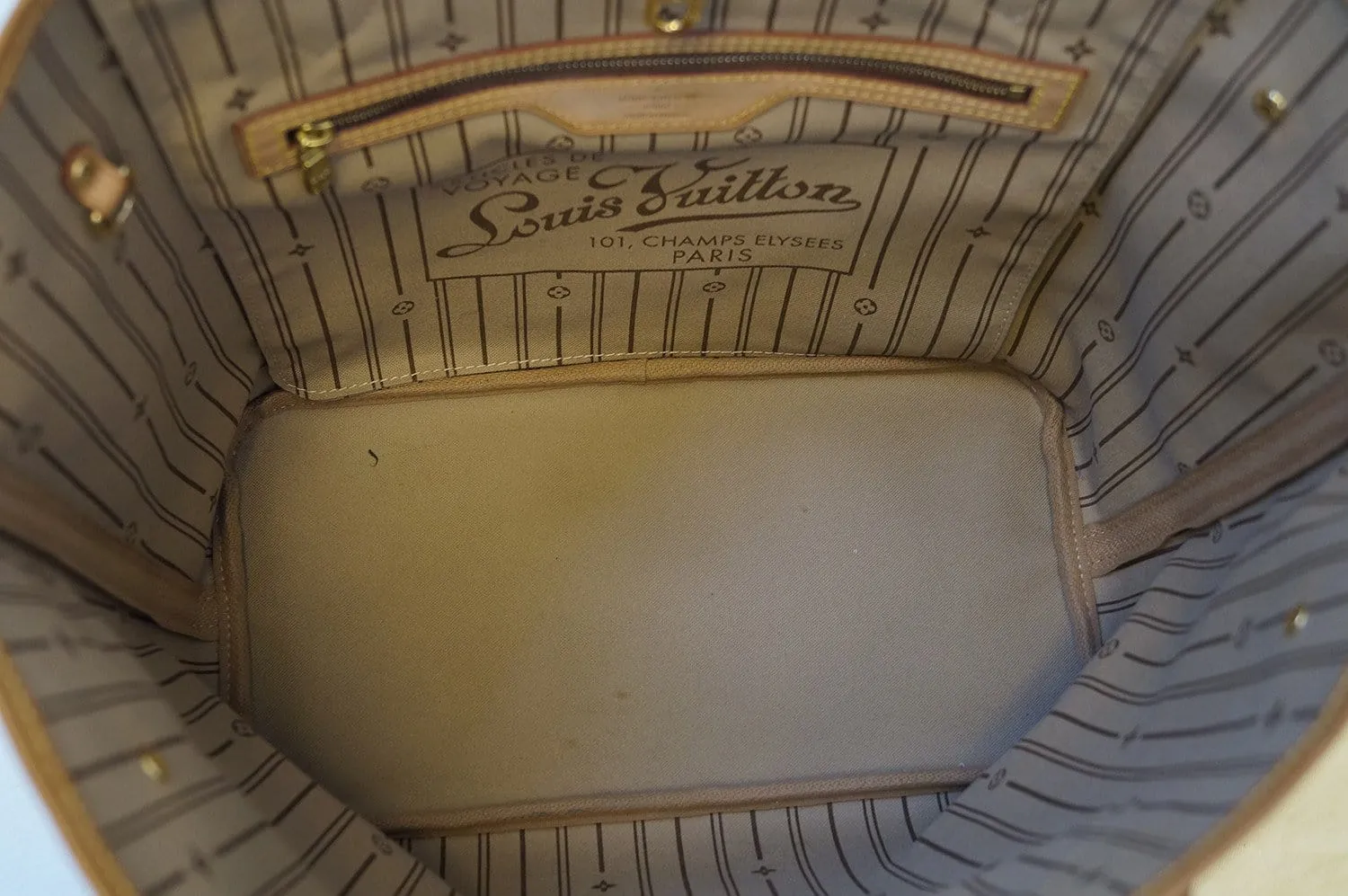 LOUIS VUITTON Monogram Neverfull MM Shoulder Bag