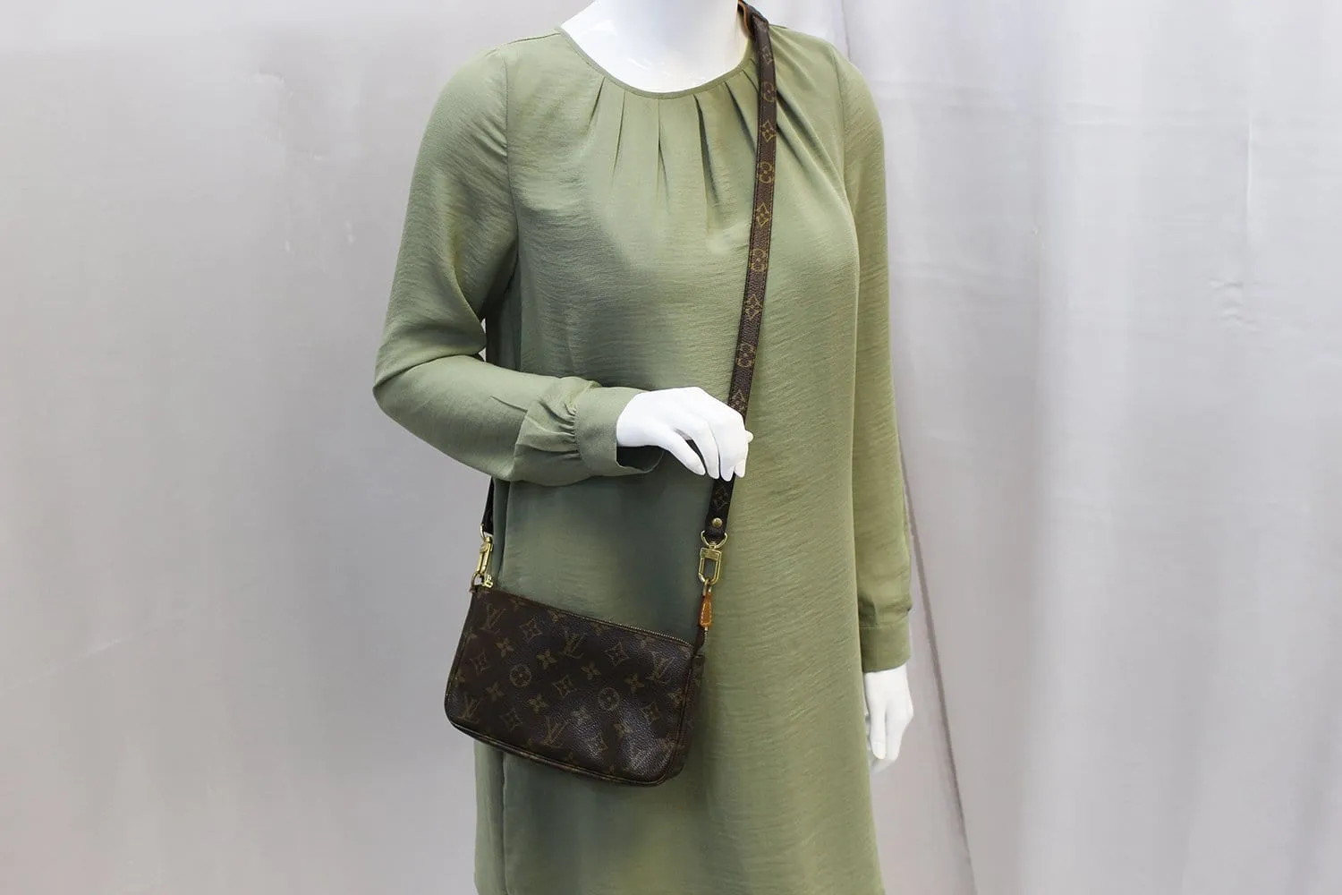LOUIS VUITTON Pouch Monogram Canvas Pochette Accessoires Long Strap
