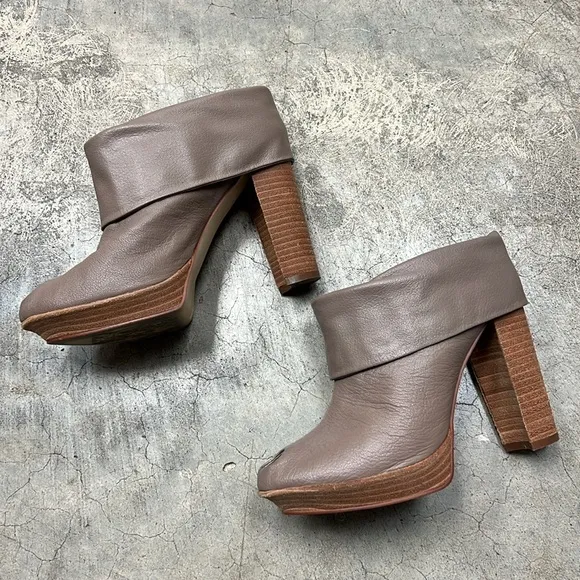 Mea Shadow taupe beige heels