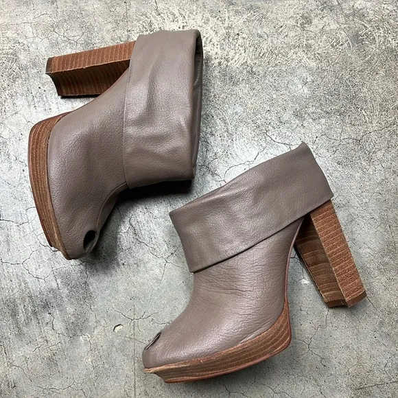 Mea Shadow taupe beige heels