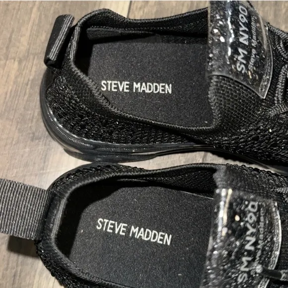 New authentic Steve Madden signature black glitter sneakers sz girls 5 display