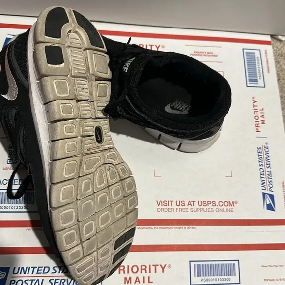 Nike Free Run 2 Black and White Sneakers