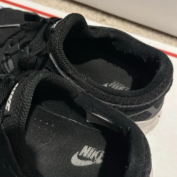 Nike Free Run 2 Black and White Sneakers
