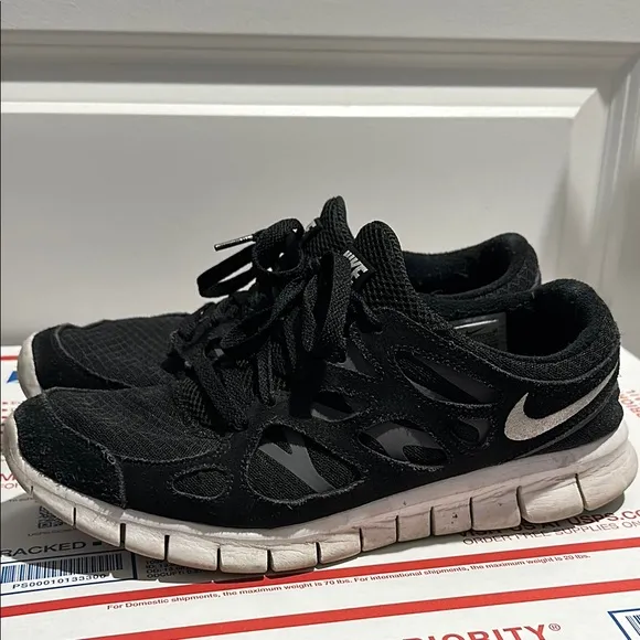 Nike Free Run 2 Black and White Sneakers