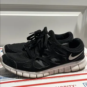 Nike Free Run 2 Black and White Sneakers