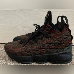 Nike LeBron 15 XV Youth Size 7Y Sneakers Shoes BHM Black Green Red 943762 900