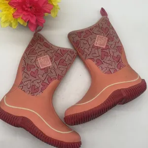 The Muck Boot Company Pink Red Heart Patterned Waterproof Boots Size 5. WRB3031A