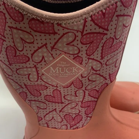 The Muck Boot Company Pink Red Heart Patterned Waterproof Boots Size 5. WRB3031A