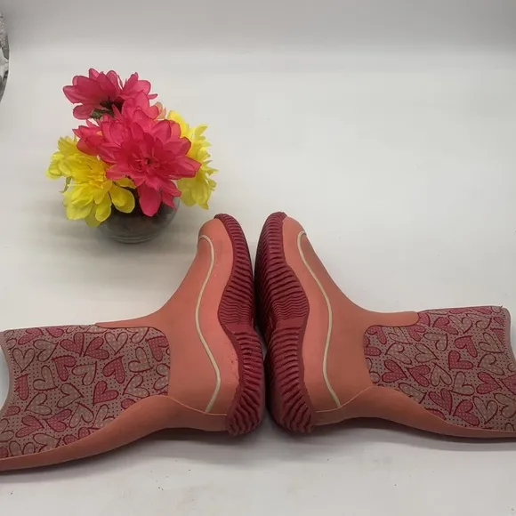 The Muck Boot Company Pink Red Heart Patterned Waterproof Boots Size 5. WRB3031A