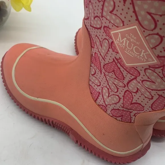 The Muck Boot Company Pink Red Heart Patterned Waterproof Boots Size 5. WRB3031A