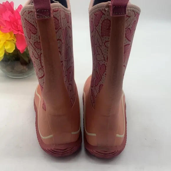 The Muck Boot Company Pink Red Heart Patterned Waterproof Boots Size 5. WRB3031A
