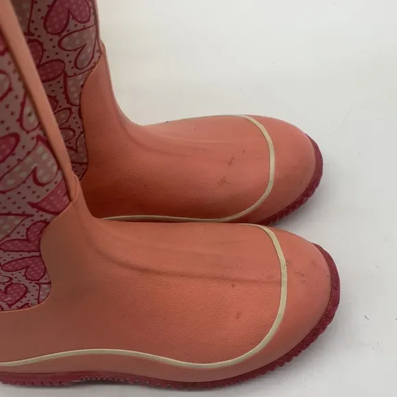 The Muck Boot Company Pink Red Heart Patterned Waterproof Boots Size 5. WRB3031A