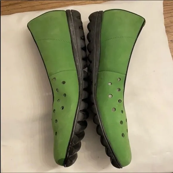 WALDLAUFER GREEN FLATS.  NEW.