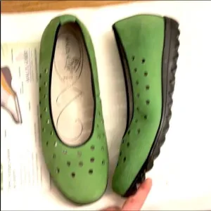 WALDLAUFER GREEN FLATS.  NEW.