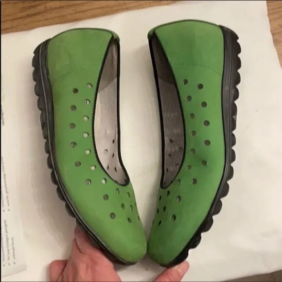 WALDLAUFER GREEN FLATS.  NEW.